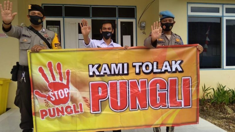 Foto : Polsek Lahei Gunakan Spanduk Sampaikan Pesan Saber Pungli Kepada Warga
