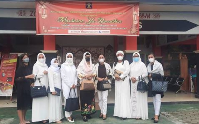 Gambar : Ikiawan DPRD Kabupaten Kapuas sambangi Rutan Kelas IIB Kuala Kapuas dalam rangka silaturahmi kepada warga binaan di Bulan Ramadhan dengan membagikan takjil dan tali asih. (Ist:hms)