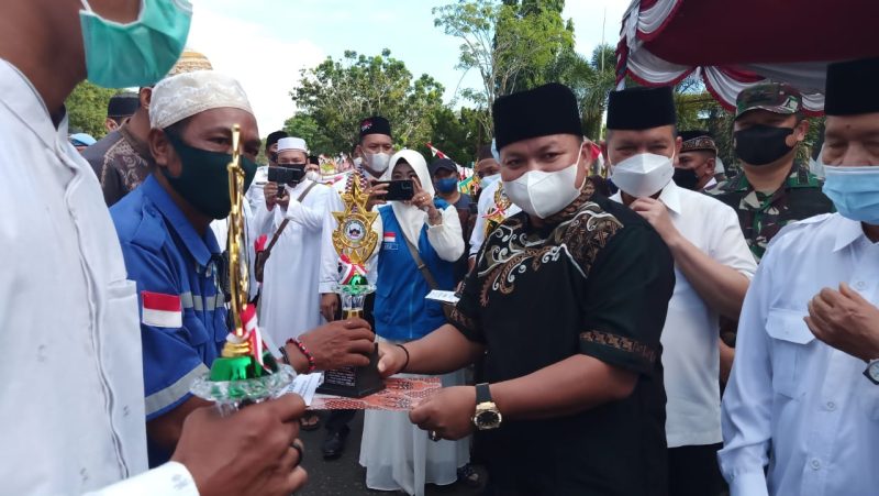 Ketua Dewan Perwakilan Rakyat Daerah (DPRD) Kabupaten Kapuas Ardiansah, menyerahkan hadiah kepada juara Pawai Tahun Baru Islam 1 Muharram 1444 Hijriah di Kabupaten Kapuas. (fhoto:ist)