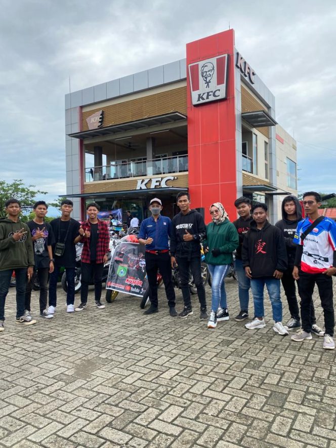 Manager KFC cabang Batulicin Bersama seluruh koordinator Komunitas Motor. Foto : lintaskalimantan/Masduki