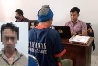 DIPERIKSA || Unit PPA Satreskrim Polres Barito Utara saat melakukan pemeriksaan terhadap tersangka EM di ruangan Unit PPA. (*/foto:ist/UNIT PPA SATRESKRIM/LINTAS KALIMANTAN)