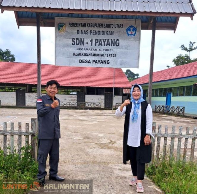 KUNKER DALAM DAERAH | Anggota DPRD Barito Utara Hj Nety Herawati dan Edy Frans Azi saat melakukan kunjungan kerja dalam daerah di salah satu sekolah di wilayah Kecamatan Gunung Purei. (*/foto:ist/*LINTAS KALIMANTAN)