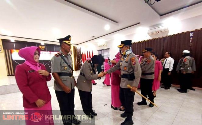 UCAPAN SELAMAT | Kapolres barito Utara AKBP Gede Pasek Muliadyana bersama Ketua Bhayangkari memberikan ucapan selamat kepada Kabag Ops, Kapolsek Teweh Tengah usai serah terima jabatan di aula Mapolres setempat, Senin 13 Maret 2023. (*/foto:rif/*LINTAS KALIMANTAN)