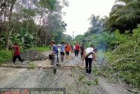 Warga dan Muspika Kecamatan Kelumpang Selatan Saat Giat Bersih-bersih dan Gotong Royong Pengerasan Jalan Jelang Kedatangan Kapolda ke Desa Pantai Baru dan Desa Pantai Kelumpang Selatan. Foto : Lintaskalimantan.co/Masduki