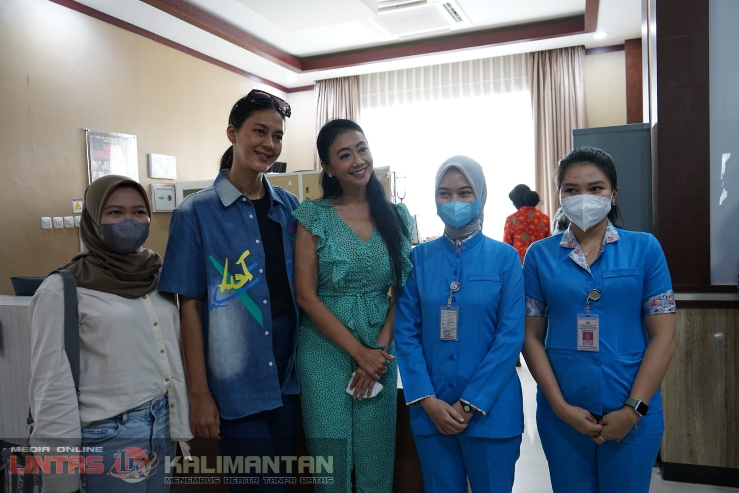 Rumah Sakit Bhayangkara Palangka Raya Mendapat Kunjungan 2 Artis Ibukota Paula Verhoeven Dan 