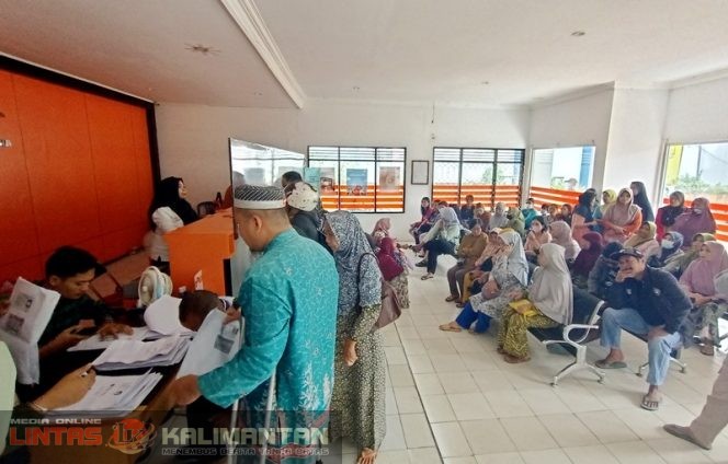 PENYALURAN CPP | Warga masyarakat di wilayah Kecamatan Teweh Tengah saat mengantri pengambilan bantuan beras cadangan pangan pemerintah (CPP) dalam rangka pemberian bantuan pangan kepada masyarakat di daerah setempat, di Kantor Pos Muara Teweh, Sabtu 15 April 2023. (*/foto:ist/file-LINTAS KALIMANTAN)