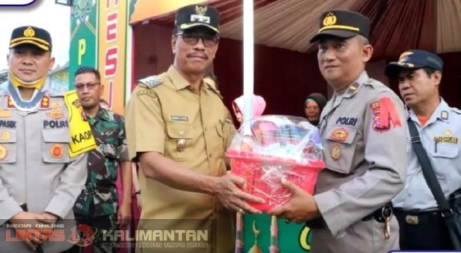 TINJAU POSKO | Wakil Bupati Sugianto Panala Putra didampingi pejabat lainnya meninjau posko sekaligus menyerahkan bingkisan makanan di setiap posko, Selasa 18 April 2023. (*/foto:ist/file-LINTAS KALIMANTAN)