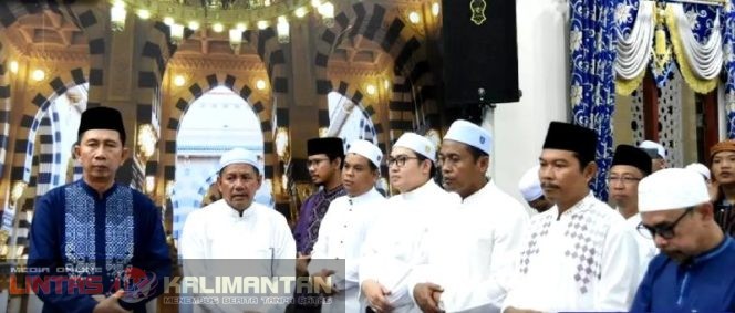 RESMIKAN MAJELIS RAUDHATUL MUHIBBIN | Bupati Barito Utara H Nadalsyah meresmikan majelis Majelis Raudhatul Muhibbin di Jalan Indah Permai Muara Teweh. Peresmian ini sekaligus memeringati Haulan ke 217 Datu Kelampayan, Sabtu 30 April 2023 malam. (*/foto:ist/file-LINTAS KALIMANTAN)