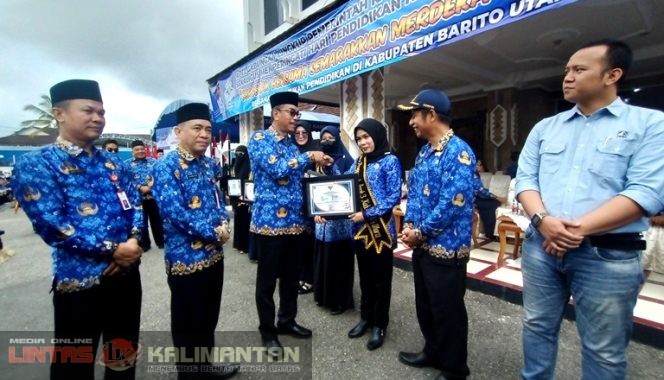 SERAHKAN PIAGAM | Wakil Bupati Barito Utara Sugianto Panala Putra didampingi Kadis Pendidikan Syahmiludin A Surapati, staf ahli Bupati dan asisten sekda menyerahkan piagam penghargaan kepada kepala sekolah penggerak, usai peringatan puncak Hardiknas tahun 2023 di halaman kantor bupati, Rabu 17 Mei 2023. (*/foto:ist/file-LINTAS KALIMANTAN)