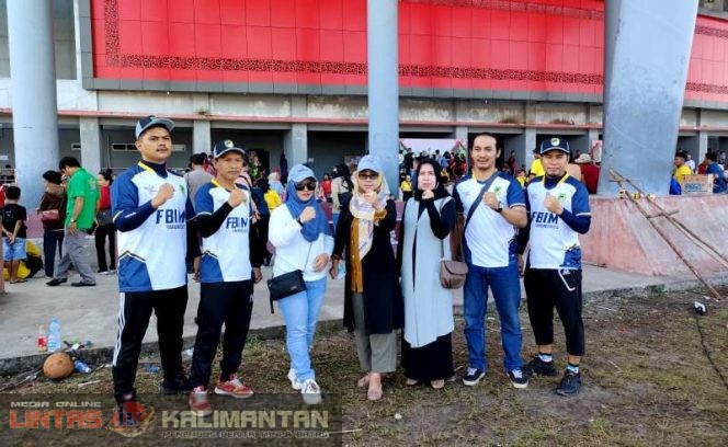 KADIS BUDPARPORA BARITO UTARA | Kepala Dinas Budparpora Hj Annisa Cahyawati foto bersama para atlet sebelum pertandingan balogo putra dimulai, di Stadion Tuah Pahoe Jln Tjilik Riwut Km 5 Palangka Raya. (*/foto:ist/file-LINTAS KALIMANTAN)