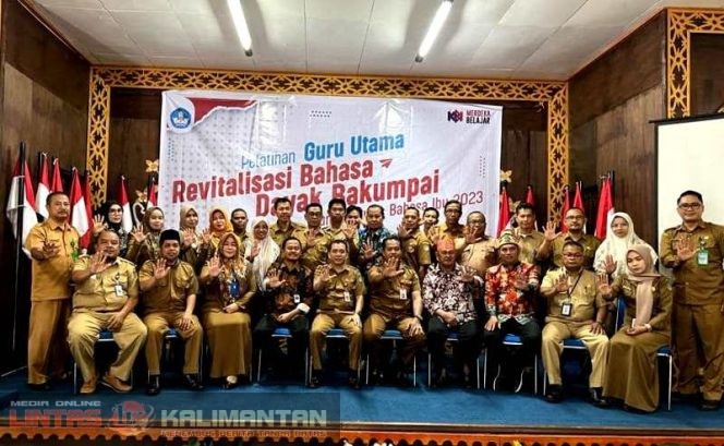 PELATIHAN GURU UTAMA I Kepala Dinas Pendidikan Barito Utara Syahmiludin A Surapati didampingi Kepala Balai Bahasa Provinsi Kalteng Drs Muhammad Muis dan Kepala Bidang di lingkup Disdik setempat serta para kepala sekolah foto bersama usai pembukaan pelatihan Guru Utama untuk Revitalisasi Bahasa Dayak Bakumpai di aula Dinas Pendidikan setempat. (*/foto:ist/Disdik Barut/file-LINTAS KALIMANTAN)