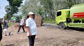 Kepala Dinas PUPR Kobar, Hasyim Mualim saat di Lokasi Yang Terjadi Kemacetan Lalu Lintas, di Jalan Sudirman Pangkalan Lada, Kobar, Kalteng, Rabu (26/11/2025) (Riduan/Lintas Kalimantan)