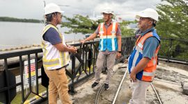 Manager Pelindo Regional 3 Kumai, Akhmad Syahrudin saat melihat kondisi di Pelabuhan Kumai, Sabtu (13/12) (LINTAS KALIMANTAN/Ist)