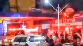 Foto saat tim Damkar melakukan pemadaman di Swalayan Borneo (Lintas Kalimantan/Ist)