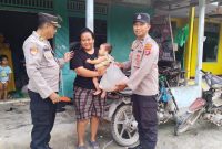 Anggota Polsek Banteng saat memberikan Bansos