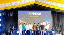 Wakil Bupati Kobar Suyanto bersama Wabup Lamandau, Direktur PT Probesco Disatama, Direktur Operasional PT Liugong Machinery Indonesia, membuka secara simbolis Kantor Probesco Disatama Cabang Pangkalan Bun, Kamis (29/1) (Lintaskalimantan.co/Riduan)