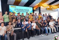 Wakil Bupati Kobar Suyanto dan Sejumlah Perwakilan Forkopimda bersama Jajaran PT Trakindo Utama serta mitra bisnisnya, berfoto bersama usai peresmian Kantor Baru PT. Trakindo Utama di Pangkalan Bun. (LintasKalimantan.co/Rhd)