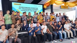 Wakil Bupati Kobar Suyanto dan Sejumlah Perwakilan Forkopimda bersama Jajaran PT Trakindo Utama serta mitra bisnisnya, berfoto bersama usai peresmian Kantor Baru PT. Trakindo Utama di Pangkalan Bun. (LintasKalimantan.co/Rhd)