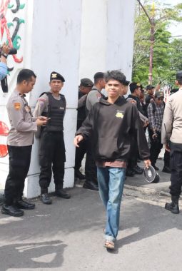Kedepankan Sisi Humanis, Polda Kalteng Kawal Aksi Unras di Kantor DPRD