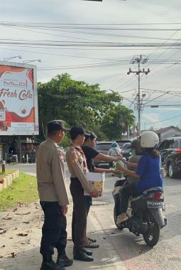 Gandeng Saka Bhayangkara, Satbinmas Polresta Palangka Raya Bagikan Takjil di Simpang APILL Garuda
