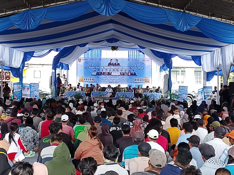 Gubernur H. Agustiar Sabran dan Forkopimda Kalteng serta Bupati Kobar Hj. Nurhidayah dalam acara Gerakan Pangan Murah di Pangkalan Bun 