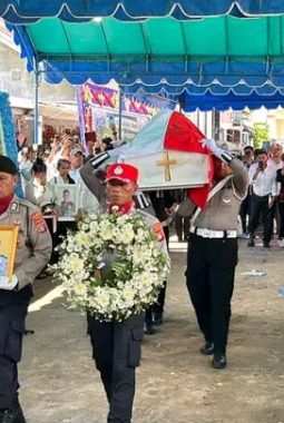 Di Rumah Duka, Kabag SDM Polresta Palangka Raya Laksanakan Upacara Pemberangkatan Jenazah