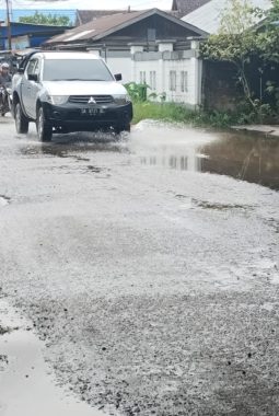 JANGAN TUTUP MATA! Pemprov Kalteng Diminta Turun Tangan, Warga Barito Utara Keluhkan Jalan Pendreh Tergenang Air
