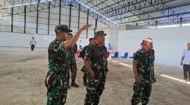 GAMBAR : Kasrem 102/PJG, Kolonel Inf Jajang Kurniawan saat berada dilokasi tempat Pembangunan Koperasi Desa Merah Putih milik Desa Trahean yang sedang berjalan proses pembangunan Gedung KDMP di dalam wilayah Teritorial Kodim 1013/MTW, Rabu 15 April 2026. (fhoto:ist-pendim/red lintaskalimantan)