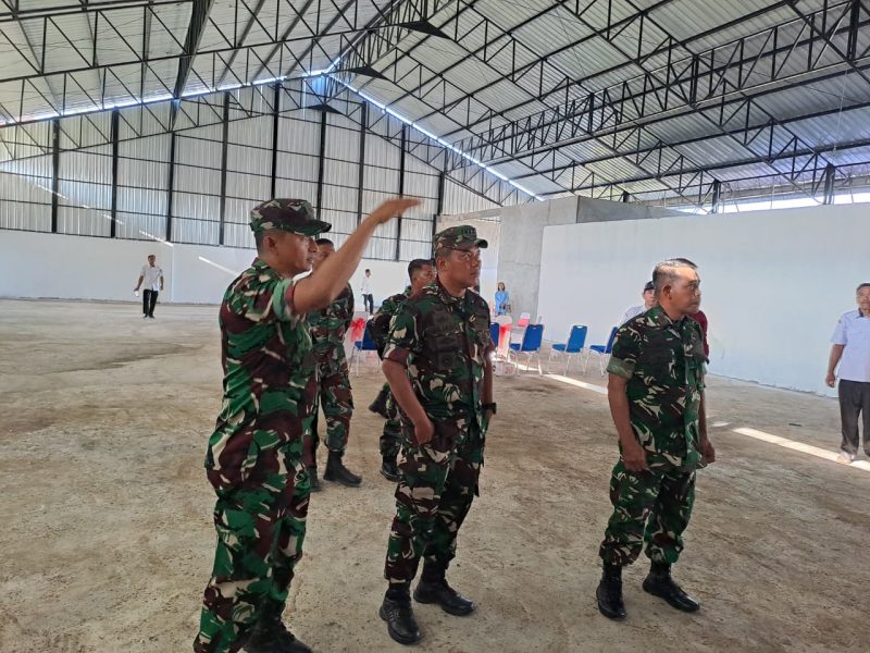 GAMBAR : Kasrem 102/PJG, Kolonel Inf Jajang Kurniawan saat berada dilokasi tempat Pembangunan Koperasi Desa Merah Putih milik Desa Trahean yang sedang berjalan proses pembangunan Gedung KDMP di dalam wilayah Teritorial Kodim 1013/MTW, Rabu 15 April 2026. (fhoto:ist-pendim/red lintaskalimantan)