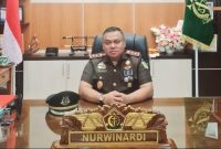 Kajari Kobar Dr. Nurwinardi, S.H, M.H saat di ruang kerja (LINTAS KALIMANTAN /Ist)