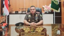 Kajari Kobar Dr. Nurwinardi, S.H, M.H saat di ruang kerja (LINTAS KALIMANTAN /Ist)