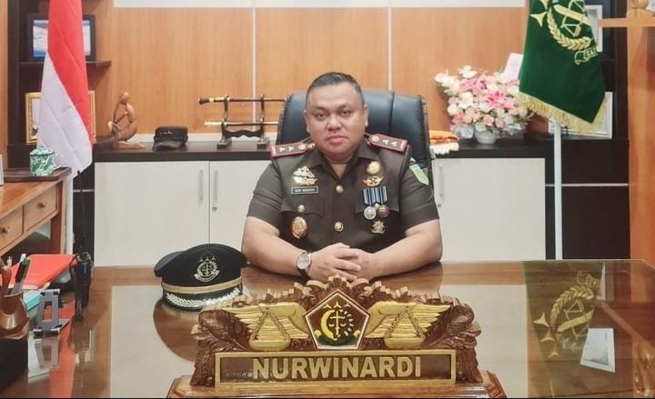 Kajari Kobar Dr. Nurwinardi, S.H, M.H saat di ruang kerja (LINTAS KALIMANTAN /Ist)