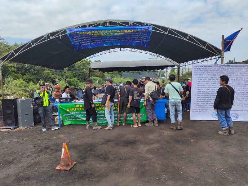 Gambar: Ratusan  warga tumpah ruah ke posko wujud nyata bukti membela hak dan usaha warga. (fhoto:ist/*/red) 