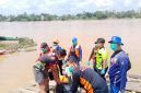 Tim SAR gabungan mengevakuasi jenazah korban tenggelam di Sungai Katingan setelah ditemukan berjarak sekitar 20 kilometer dari lokasi kejadian, Sabtu (18/4/2026).(LK/Ist)