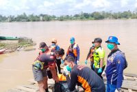 Tim SAR gabungan mengevakuasi jenazah korban tenggelam di Sungai Katingan setelah ditemukan berjarak sekitar 20 kilometer dari lokasi kejadian, Sabtu (18/4/2026).(LK/Ist)
