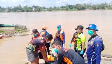 Tim SAR gabungan mengevakuasi jenazah korban tenggelam di Sungai Katingan setelah ditemukan berjarak sekitar 20 kilometer dari lokasi kejadian, Sabtu (18/4/2026).(LK/Ist)