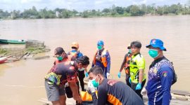 Tim SAR gabungan mengevakuasi jenazah korban tenggelam di Sungai Katingan setelah ditemukan berjarak sekitar 20 kilometer dari lokasi kejadian, Sabtu (18/4/2026).(LK/Ist)