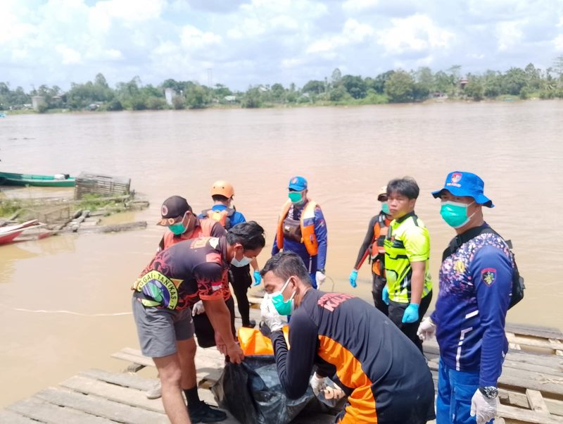 Tim SAR gabungan mengevakuasi jenazah korban tenggelam di Sungai Katingan setelah ditemukan berjarak sekitar 20 kilometer dari lokasi kejadian, Sabtu (18/4/2026).(LK/Ist)