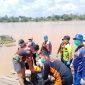 Tim SAR gabungan mengevakuasi jenazah korban tenggelam di Sungai Katingan setelah ditemukan berjarak sekitar 20 kilometer dari lokasi kejadian, Sabtu (18/4/2026).(LK/Ist)
