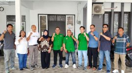 Ketua KONI Kobar Hj. Fatmawati saat menyambut kedatangan Pengurus Cabang PTMSI Kalteng (Lintas Kalimantan/Riduan)