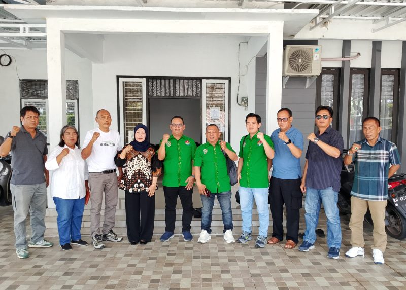 Ketua KONI Kobar Hj. Fatmawati saat menyambut kedatangan Pengurus Cabang PTMSI Kalteng (Lintas Kalimantan/Riduan)