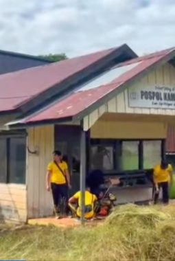 Kapolsek Sepang IPDA Purwanto Pimpin Kerja Bakti di Pospol Kampuri, Tegaskan Pentingnya Lingkungan Bersih dan Sehat