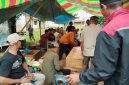 Warga sedang membuat kotak peti Jenazah salah satu warga yang meninggal karena sakit.(fhoto:ist/Arbaduni/red-Lintaskalimantan.co) 