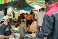 Warga sedang membuat kotak peti Jenazah salah satu warga yang meninggal karena sakit.(fhoto:ist/Arbaduni/red-Lintaskalimantan.co) 