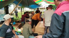 Warga sedang membuat kotak peti Jenazah salah satu warga yang meninggal karena sakit.(fhoto:ist/Arbaduni/red-Lintaskalimantan.co) 