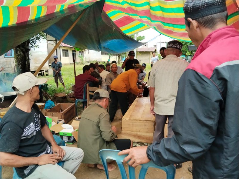 Warga sedang membuat kotak peti Jenazah salah satu warga yang meninggal karena sakit.(fhoto:ist/Arbaduni/red-Lintaskalimantan.co) 