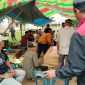Warga sedang membuat kotak peti Jenazah salah satu warga yang meninggal karena sakit.(fhoto:ist/Arbaduni/red-Lintaskalimantan.co) 