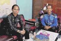 Bersilaturahmi, Patih Herman AB anggota DPRD Kabupaten Barito Utara dengan Direktur PDAM Muara Teweh Rosmanjaya Anor dalam rangka menyampaikan keluhan warga Desa Lemo I dan Lemo II terkait pelayanan Distribusi Air Bersih PDAM yang tidak norml. (fhoto:ist/*/red-lintaskalimantan.co)