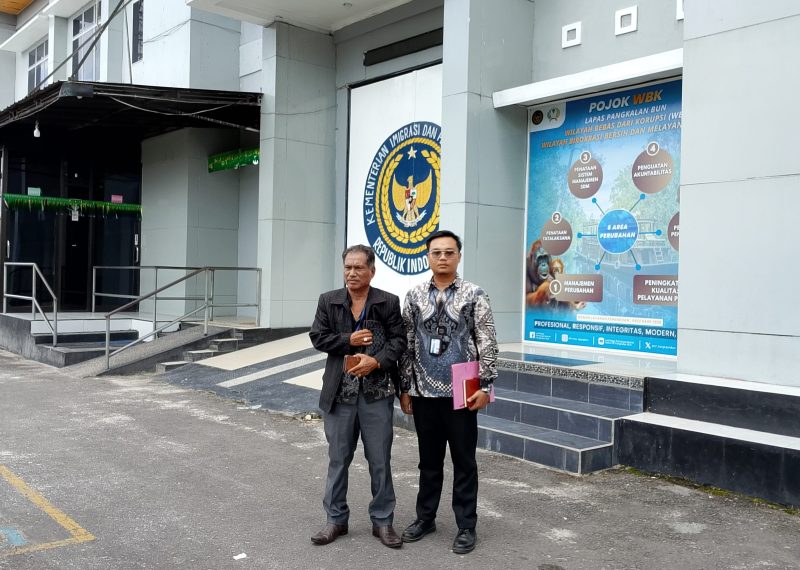 Kuasa Hukum LPLHI-KLHI DPW Kalteng, Naduh SH, saat di Halaman Lapas IIB Pangkalan Bun, Kamis (21/5) (Lintas Kalimantan)