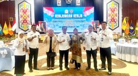 Ketua DPRD Kabupaten Barito Utara, Ir. Hj. Mery Rukaini, M.IP., didampingi Wakil Ketua II DPRD Kabupaten Barito Utara, Hj. Henny Rosgiaty Rusli, S.P., M.M., saat menghadiri kegiatan Kunjungan Kerja Komisi II DPR RI Panitia Kerja (Panja) Pembahasan Rancangan Undang-Undang (RUU) tentang Kabupaten/Kota di Aula Jayang Tingang, Kantor Gubernur Kalimantan Tengah, Rabu 24 Juni 2026. (fhoto:ist/*/dok-sekwan/red-lintaskalimantan). 